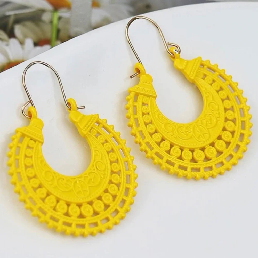 🦋 3/$24 Bright yellow metal hoop engraved earrings / NWOT - Picture 4 of 4